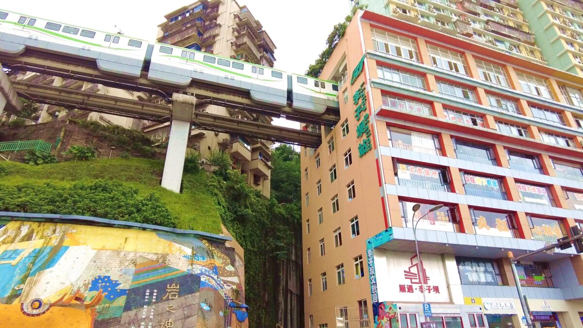 重慶の李子坝駅に電車が突っ込む瞬間