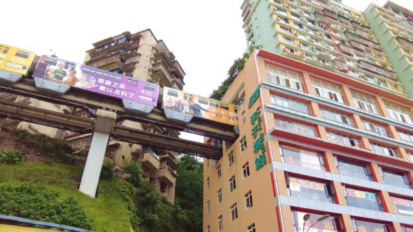 重慶の李子坝駅にカラフルな電車が突っ込む瞬間