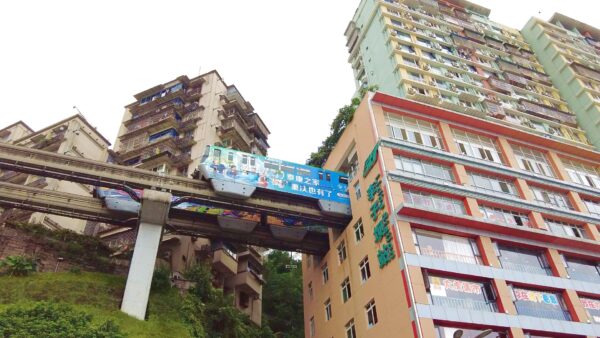 重慶の李子坝駅に電車が入る