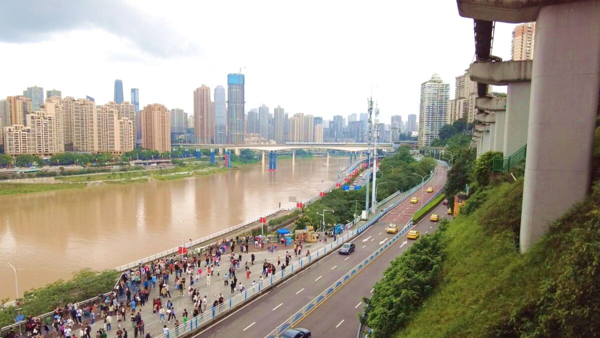 李子坝を眺める群衆