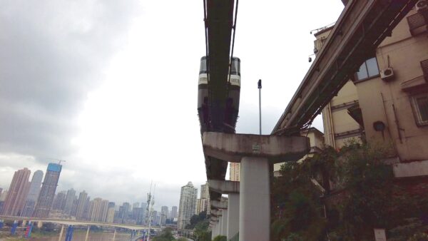 重慶の李子坝駅でモノレールを見上げる