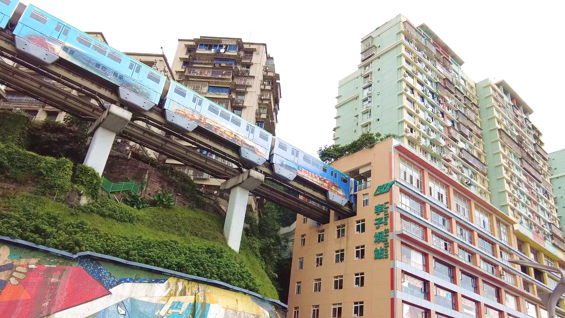 重慶の李子坝駅に青い電車が突っ込む瞬間