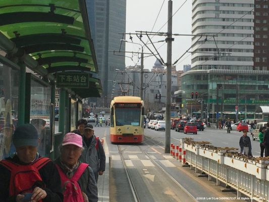  大連路面電車がホームに入る様子