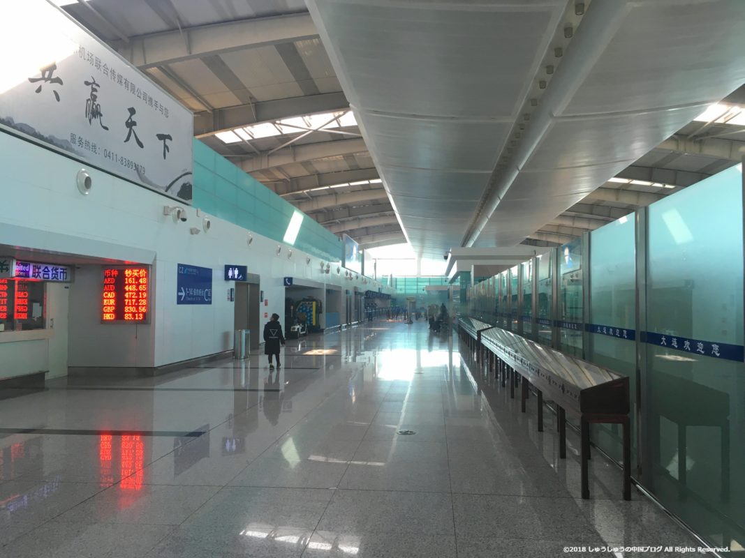 大連空港のチェックインカウンターC区につながる通路