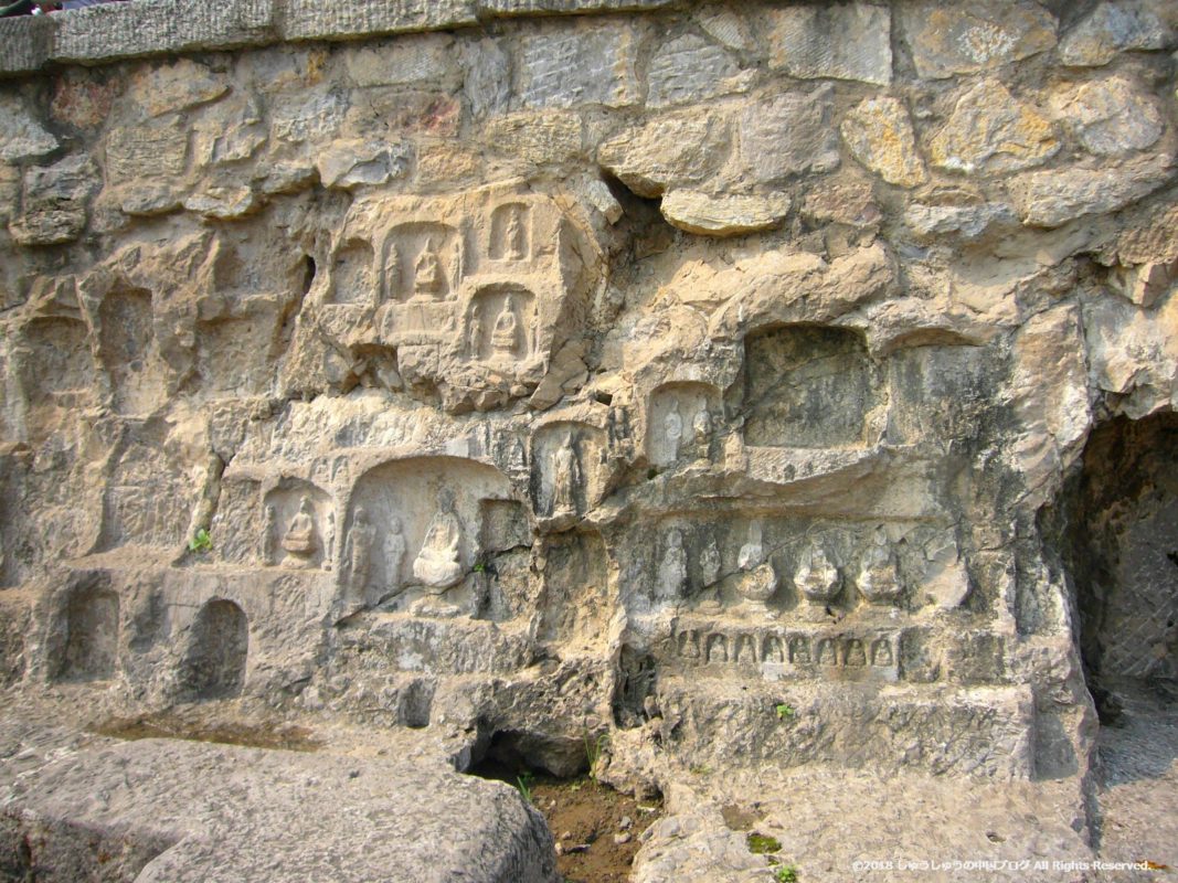 洛陽龍門石窟の壁に彫られている小さな仏像