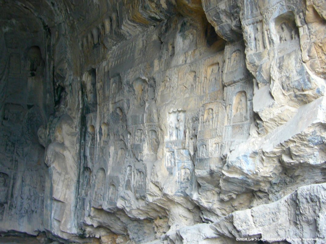 洛陽龍門石窟の蓮花洞の壁