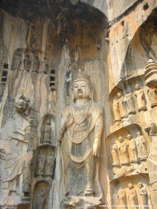 洛陽龍門石窟の奉先寺の左側の像