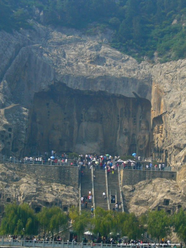 東山石窟側から見た洛陽龍門石窟の奉先寺