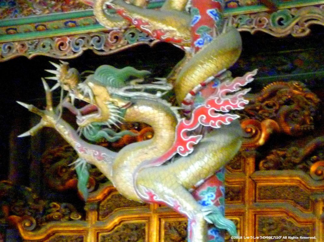 瀋陽 故宮の崇政殿の玉座の龍