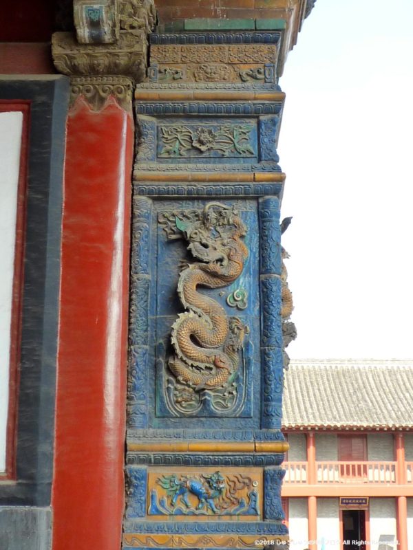瀋陽 故宮の崇政殿の外壁の龍