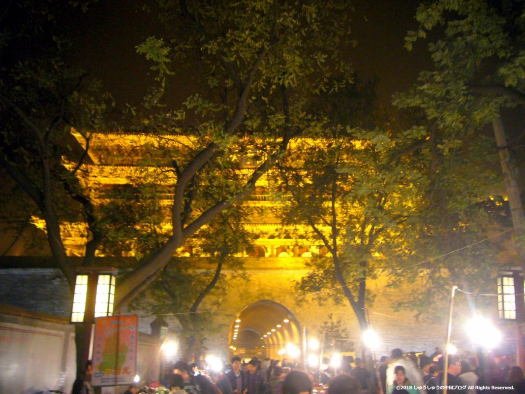 西安鼓楼を北門院街から見る夜景