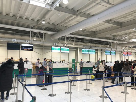関西国際空港第２ターミナルの春秋航空のチェックインカウンター